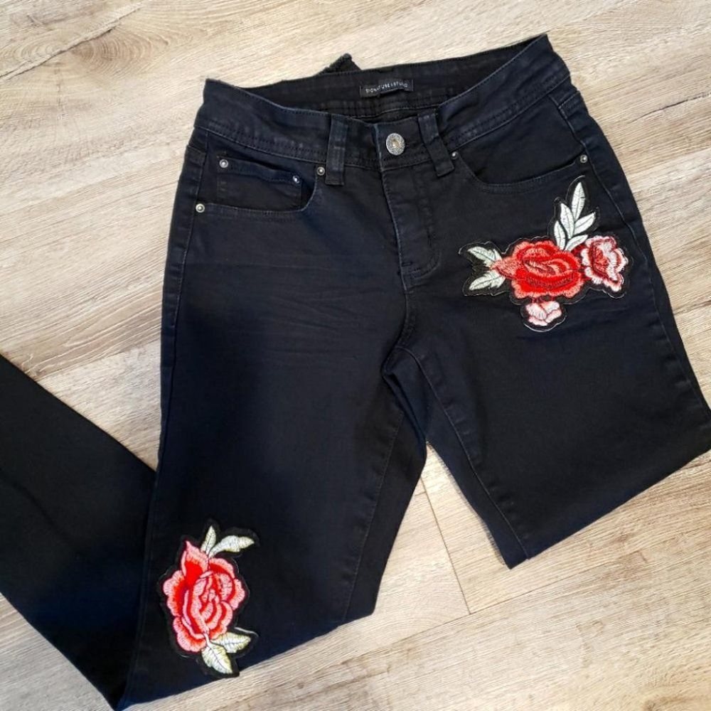 Black rose applique raw hem mid-rise tapered ankle length jeans goth emo Size 4